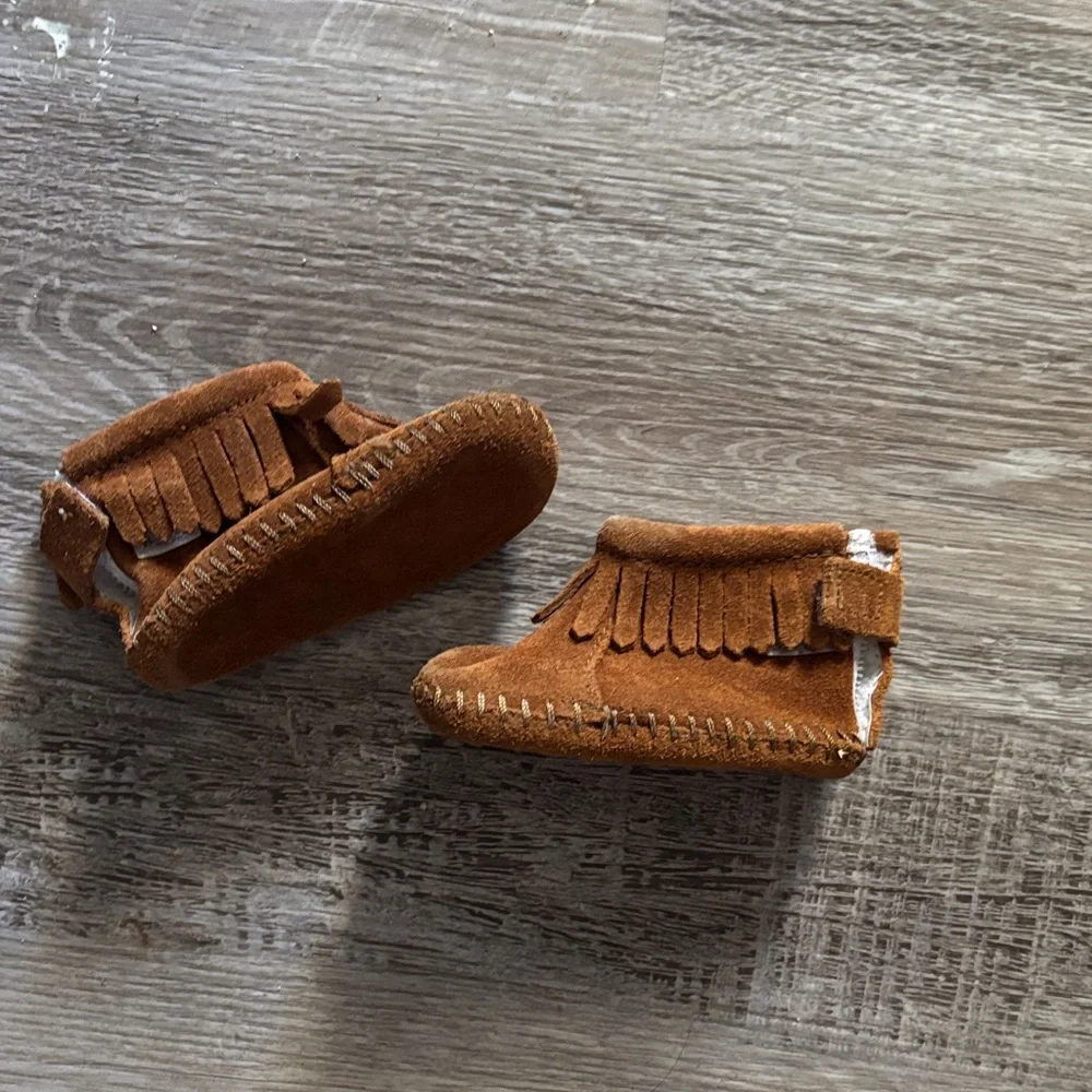 Minnetonka Kids Tan Moccasins